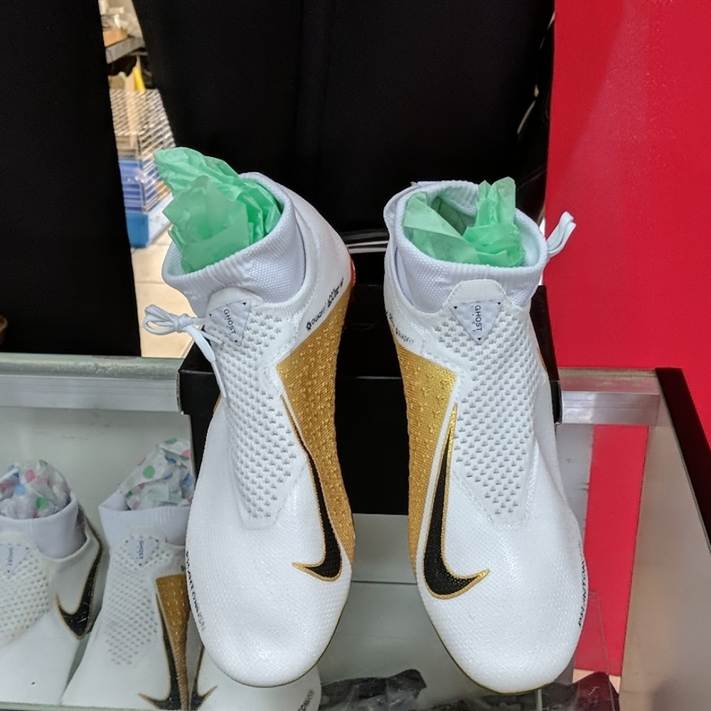 Soccer shoes